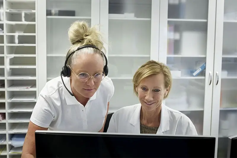 Healthcare personnel at obgyn clinic working in Curoflow telemedicine platform