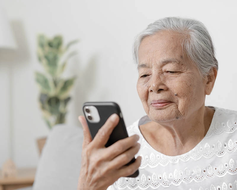 Patient participating in a home health care visit through Curoflow virtual platform
